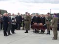 18 июня 2004 - аэропорт Окенце в ВаршавеРепатриация праха последнего командира обороны Варшавы в сентябре 1939 г., генерала Валериана Чумы и праха его брата полковника. Владислава Чумы.