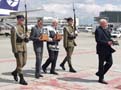 18 июня 2004 - аэропорт Окенце в ВаршавеРепатриация праха последнего командира обороны Варшавы в сентябре 1939 г., генерала Валериана Чумы и праха его брата полковника. Владислава Чумы.